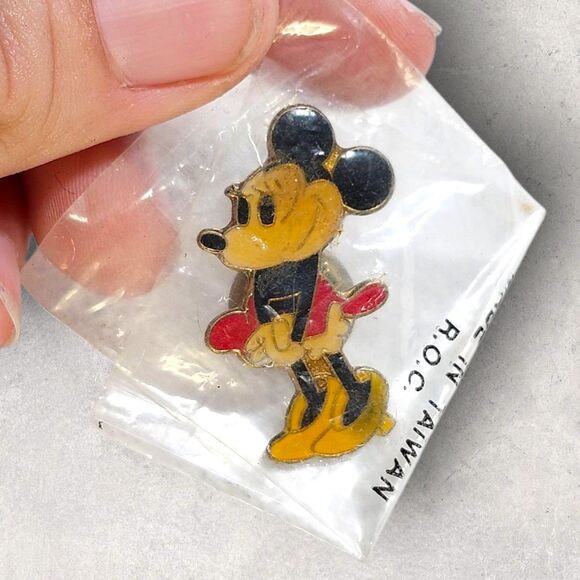 Vintage 1983 Minnie Mouse Enamel Pin NIP Disney Lapel Pin Made in Taiwan ROC - Picture 1 of 3
